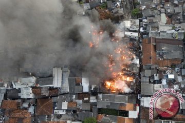 Kebakaran kawasan Senen, dua petugas pemadam cedera