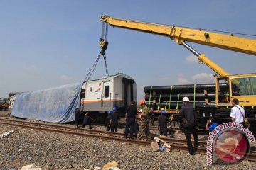 Dua crane dikerahkan evakuasi kereta api Bangunkarta