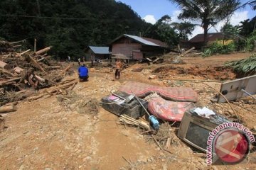 Banjir bandang di Merangin hanyutkan dua rumah