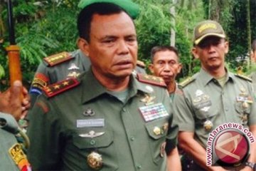 Pangdam serahkan bantuan presiden ke Tolikora