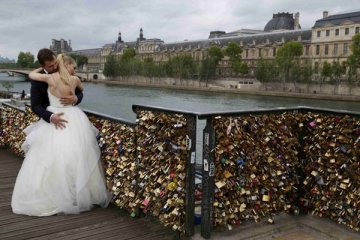Grafiti gantikan gembok cinta di jembatan Paris