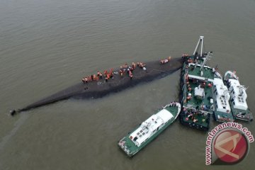 Tim penyelamat tegakkan kapal yang tenggelam di Yangtze