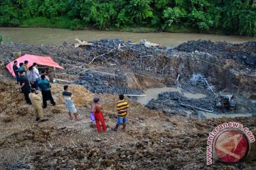 Alat berat dikerahkan evakuasi 11 penambang emas yang tertimbun