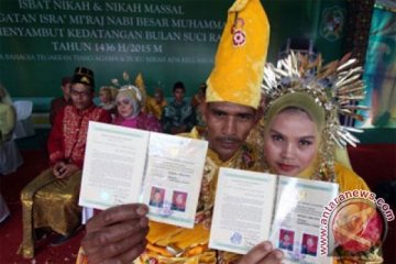 Pemkot Medan serahkan 1.000 akta perkawinan gratis