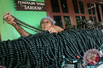 Perajin Tulungagung produksi tasbih berbahan kayu langka