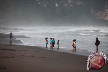 Wisatawan pantai Bantul waspadai gelombang tinggi