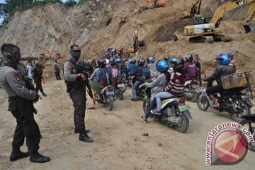 Jalan trans Sulawesi terputus karena longsor Lutim