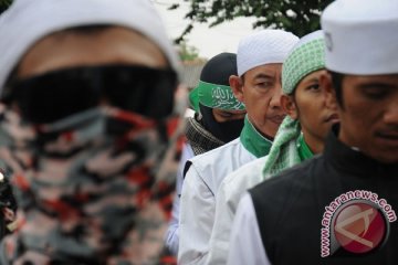 Polresta Bekasi dan FPI merazia miras