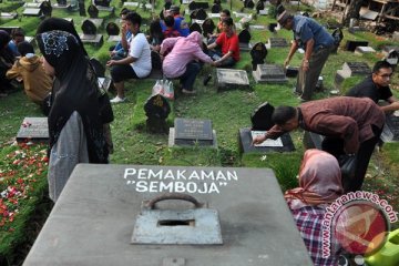 Jelang Ramadhan pemakaman umum dipadati peziarah kubur