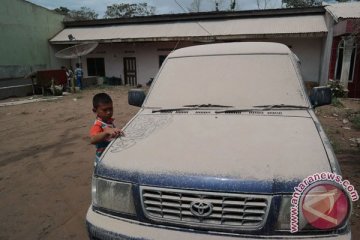 Rumah dan mobil warga medan diselimuti abu vulkanik Sinabung