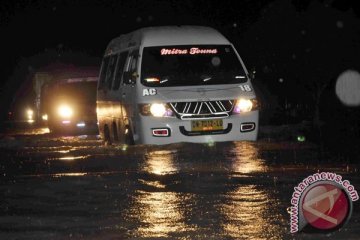Banjir lumpuhkan jalur Trans Sulawesi di Mamuju Utara