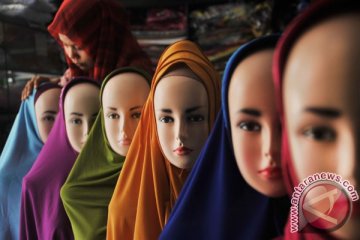 Jilbab sederhana a la Okky Asokawati