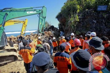 Korban longsor Pantai Sadranan dimakamkan di Srumbung