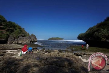 Mobil bernopol Riau bersileweran di pantai Sumbar