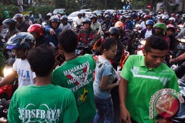 Polisi rekayasan lalu lintas parade "Bela Persebaya"