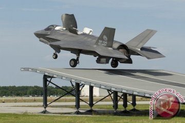 Pilot Inggris ujicoba lepas-landas F-35 pakai papan lontar