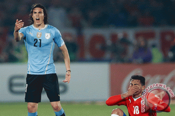 Jangan tiru ulah ganjil bek Chile ini kepada Edinson Cavani