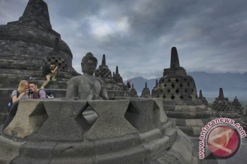 Pengunjung pertama Borobudur 2016 dikirab naik gajah