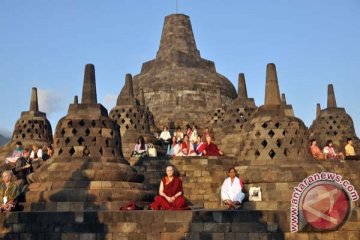 Pengunjung Borobudur pertama 2017 diarak naik gajah