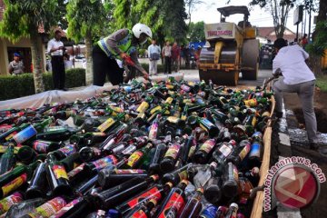 Belasan ribu botol minuman keras dimusnahkan