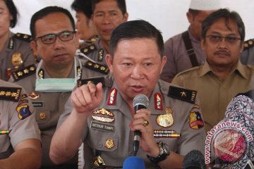 Kedua anak Serda Ainul disandingkan dengan makam ayahnya