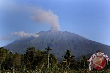 Letusan kecil keluar dari Gunung Raung