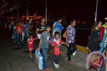 TKI deportasi menangis haru menyanyikan Indonesia Raya