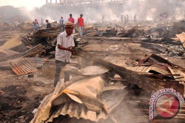Puluhan kios Pasar Angso Duo terbakar