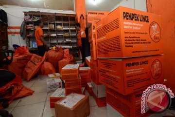 Pengiriman pempek melalui Pos tembus 11 ton