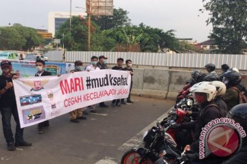 Komunitas motor serukan mudik sehat di Kalimalang