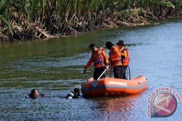 Petugas temukan wisatawan yang terseret ombak Pangandaran