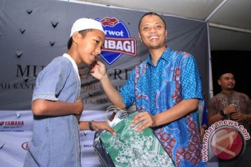 Wartawan Otomotif beri donasi bagi puluhan anak yatim