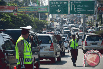 Siap-siap stress, antrean kendaraan menuju puncak capai 14 km