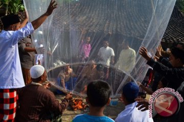 Warga Trenggalek lepas balon udara rayakan Lebaran Ketupat