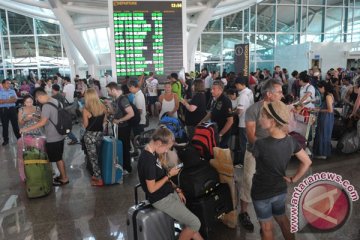 Ribuan orang padati Bandara Ngurah Rai