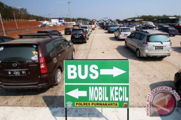 Arus balik di jalan tol Jakarta-Cikampek macet