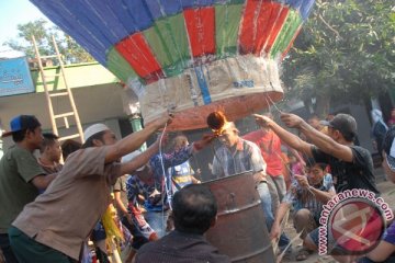 Balon udara jatuh, satu penumpang luka bakar