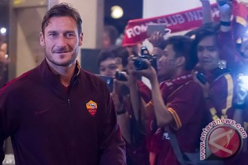 Totti pensiun akhir musim ini tapi masih di Roma     