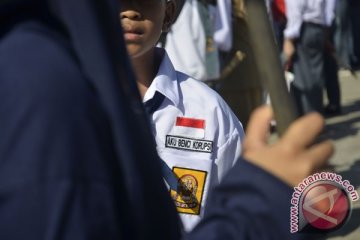 Siswa diwajibkan pasang atribut benci narkoba dan korupsi