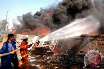 21 unit damkar padamkan kebakaran gudang karpet Kapuk Muara