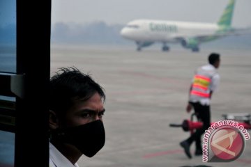 Kabut asap paksa Gubernur Riau naik mobil ke Padang