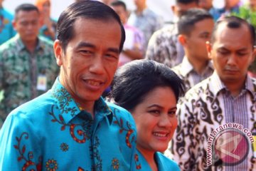 Iriana belikan Jokowi batik bermotif rusa