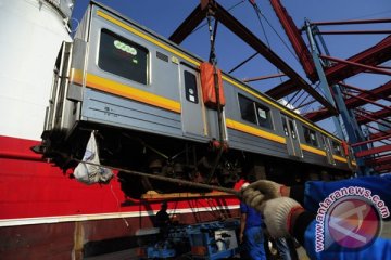 Polisi evakuasi korban tabrakan kereta di Stasiun Juanda