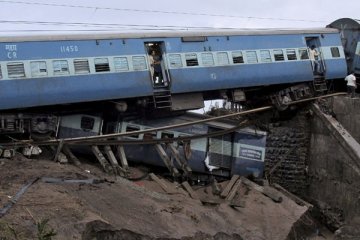 Ratusan orang dikhawatirkan tewas dalam kecelakaan kereta di India