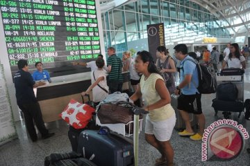 Bandara Ngurah Rai ditutup lagi karena abu Raung