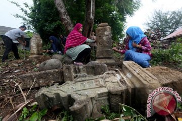 Batu nisan purbakala ditemukan warga Dusun Ranjok NTB