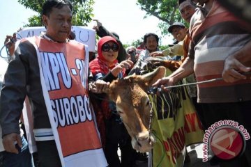 Ratusan warga demo di KPU Surabaya