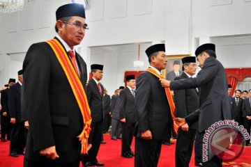 Presiden berikan tanda kehormatan kepada puluhan tokoh