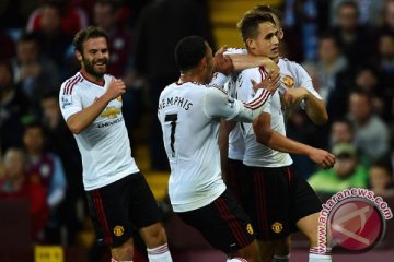 Januzaj antar Manchester United ke puncak klasemen