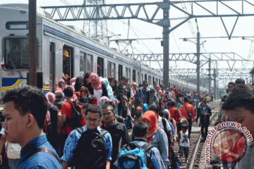 Warga antusias naik KRL gratis